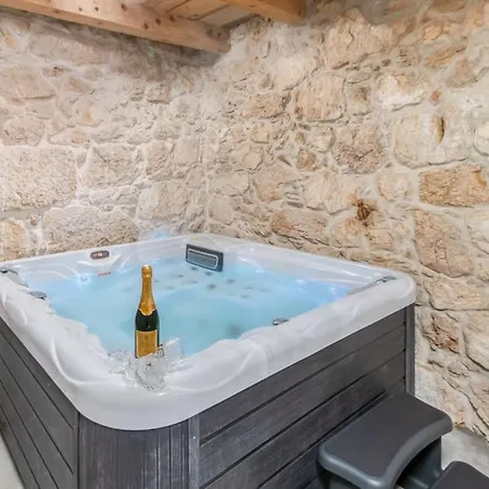Stone House With Pool Willa Tribalj (Primorsko-Goranska)