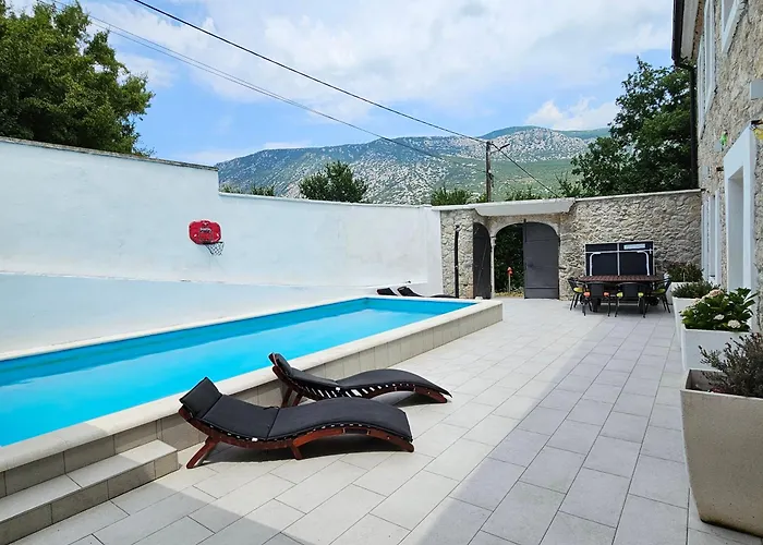 Stone House With Pool Vilă *