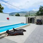 Stone House With Pool فيلة *