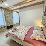 فيلة Stone House With Pool *