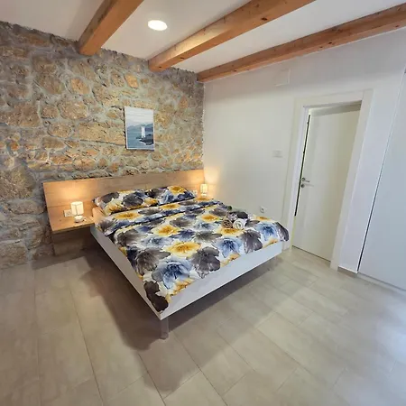 Stone House With Pool * 트리발즈