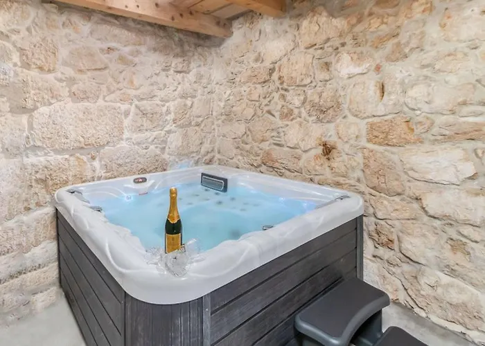 Stone House With Pool 빌라 트리발즈