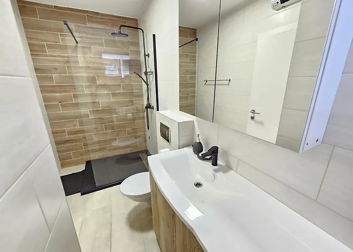 Stone House With Pool 트리발즈