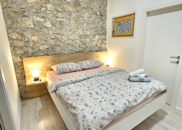 Stone House With Pool 트리발즈