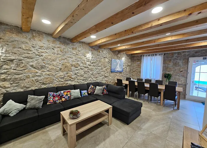 Stone House With Pool * 트리발즈