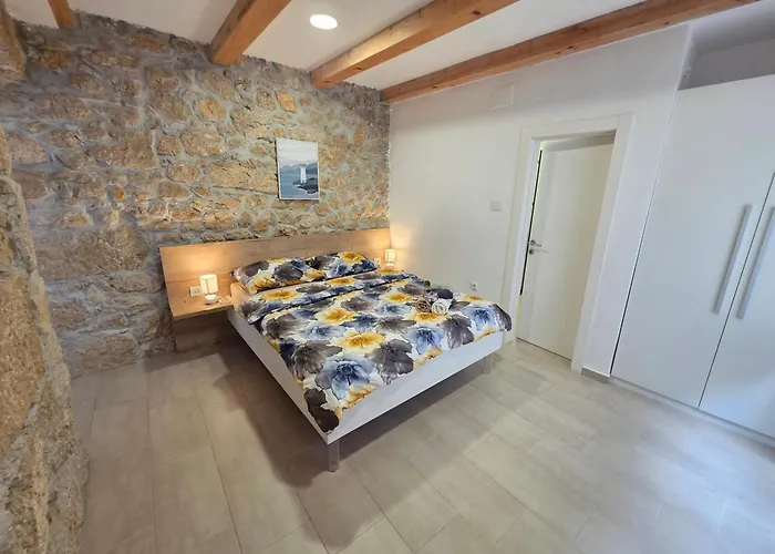 Stone House With Pool * 트리발즈