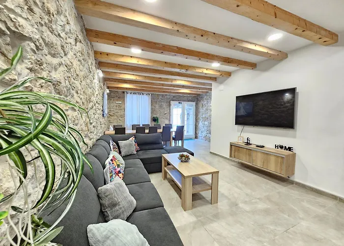 Stone House With Pool 트리발즈