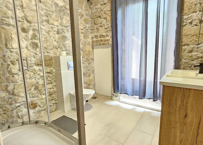 Stone House With Pool * 트리발즈