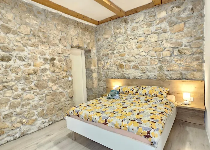 Stone House With Pool 트리발즈