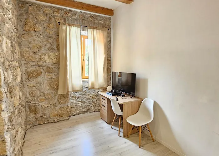 Stone House With Pool * 트리발즈