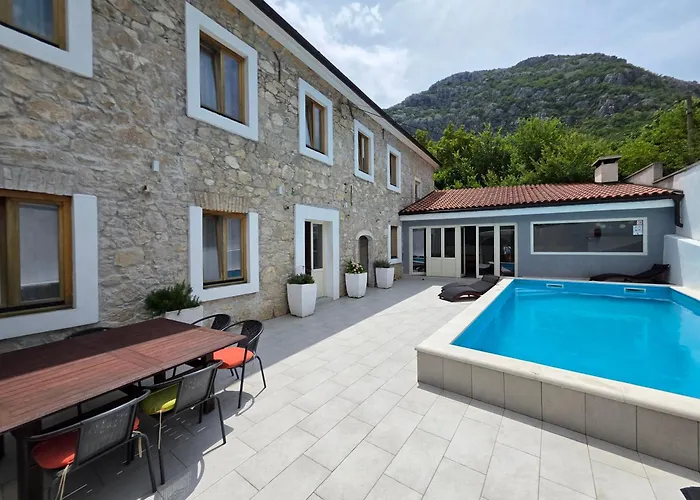 Stone House With Pool * 트리발즈